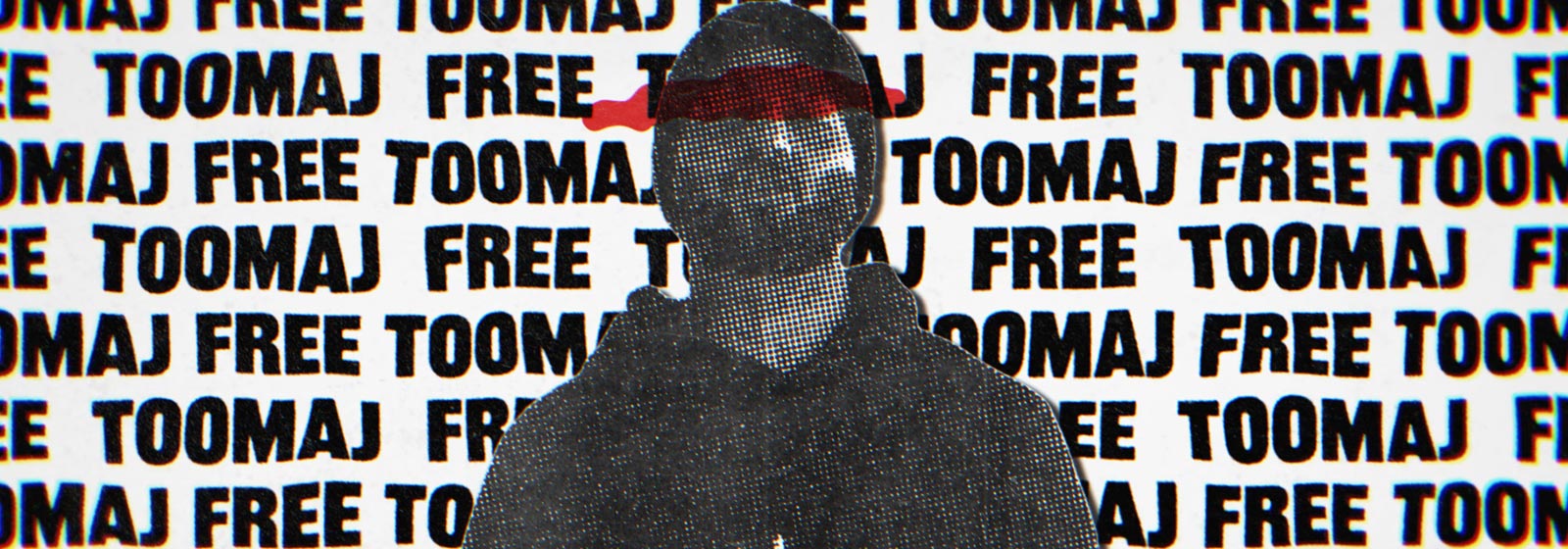 schwarzweiß Foto des Rappes Toomaj mit durchgestrichener Augenpartie vor einer Wand mit der Aufschrift Free Toomaj