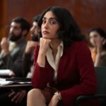 Sitzende Frau stützt nachdenklich ihr Gesicht auf den Arm, blickt den Betrachtenden an. Filmstill aus Lolita lesen in Teheran