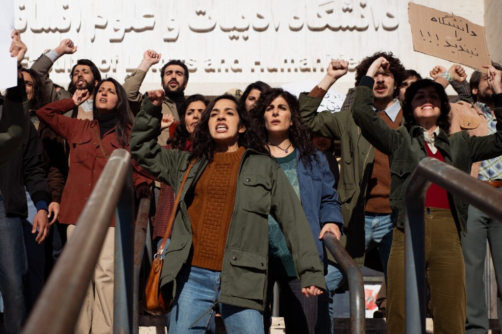 Demonstration von vielen Frauen, um 1980. Filmstill aus Lolita lesen in Teheran