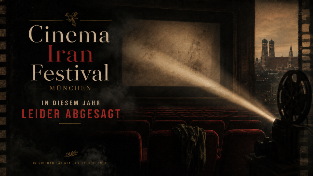 Das CINEMA IRAN Festival in München muss 2026 leider abgesagt werden. Unsere Solidarität gilt den Betroffenen. Das Bild zeigt einen leeren dunklen Kinosaal mit Leinwand und einem Lichtstrahl eines Projektors. Im Hintergrund die Stadtansicht von München. Das Bild wurde KI generiert
